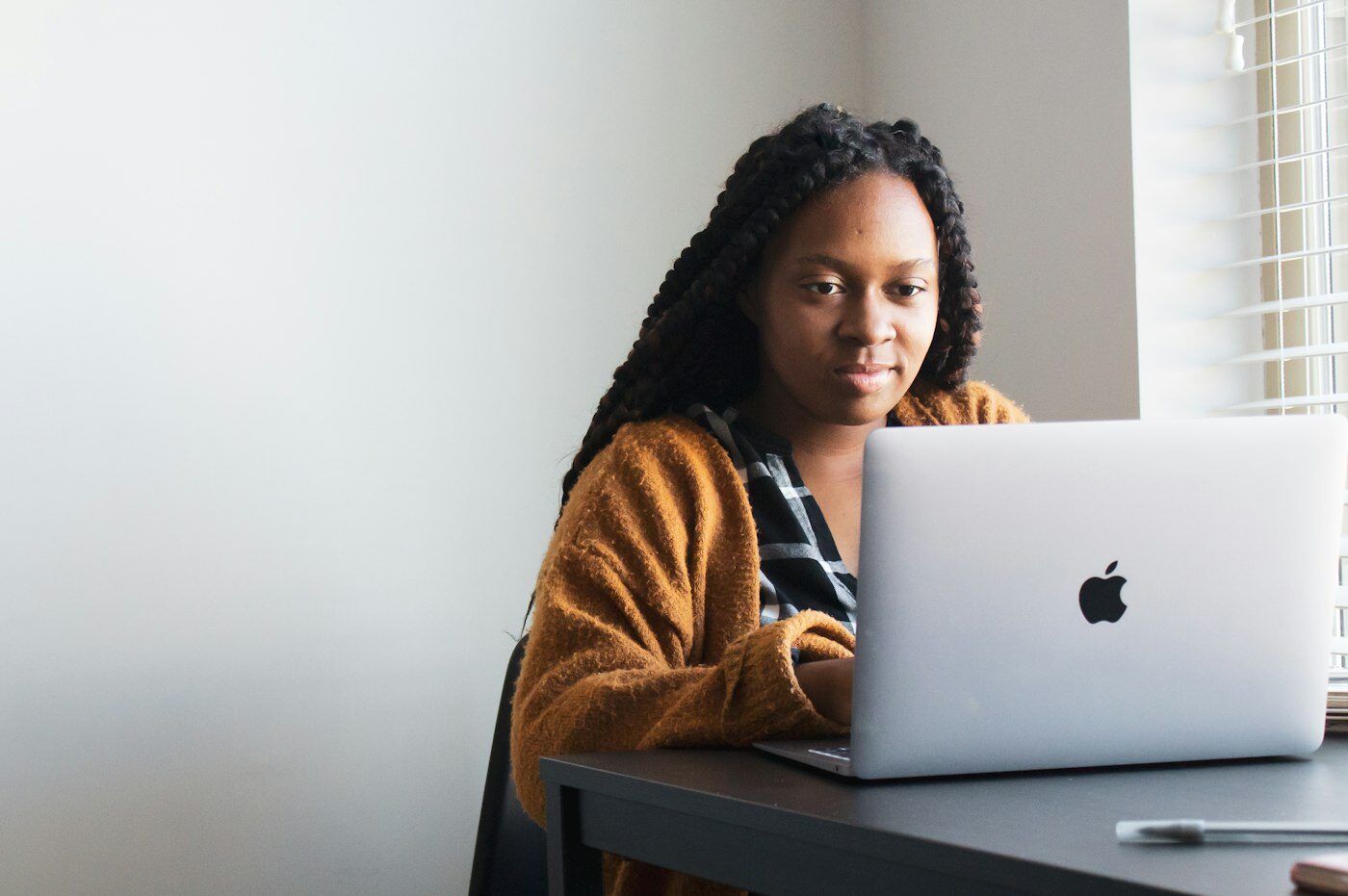 Mulher trabalhando no notebook em um escritório